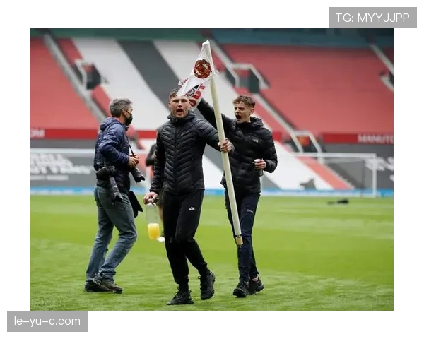 纽卡斯尔球迷集体发声抗议，对俱乐部管理与决策不满情绪持续升级